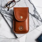 Estuche Rígido Forrado en Cuero Ecológico con Cierre Magnético